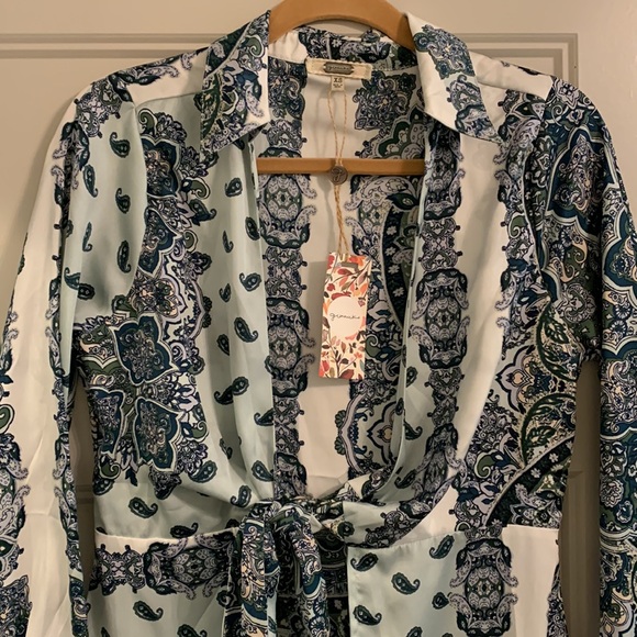 Gimmicks satin feel exotic duster. Paisley design. New, never worn. Beautiful - Picture 2 of 4